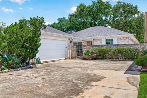 1518 Locke Ln, Sugar Land, TX 77478