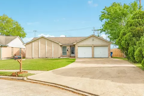 1333 Clover Dr, Angleton, TX 77515 photo 1