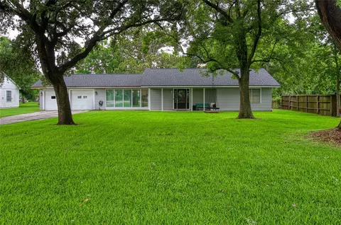 106 Crow Rd, Baytown, TX 77520