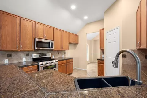 Kitchen - 2007 Louetta Spring Dr, Spring, TX 77388 photo 3 of 4