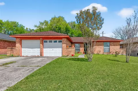 302 Windward Dr, League City, TX 77573
