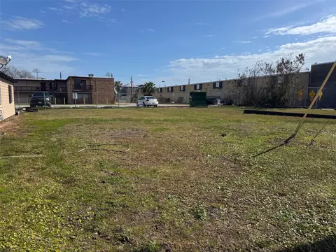 19- 44th, Galveston, TX 77550