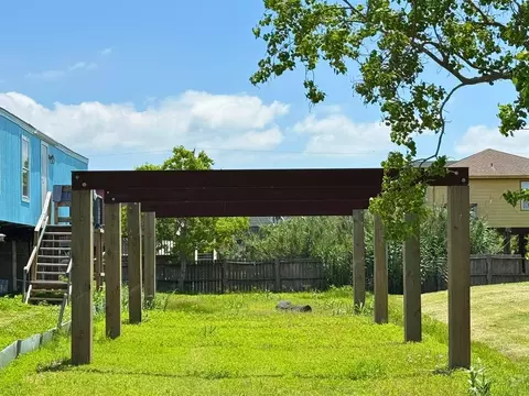921 13th St, San Leon, TX 77539