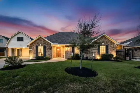2910 Apache St, League City, TX 77573