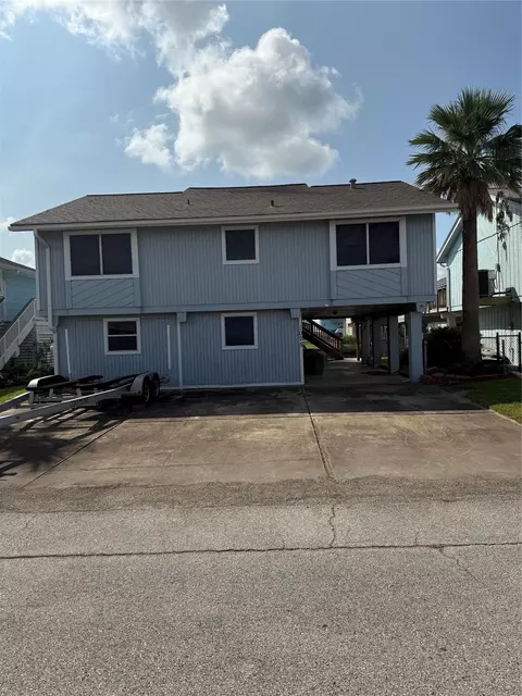 1075 Redfish St, Bayou Vista, TX 77563