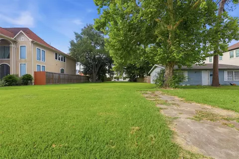 5115 Locust St, Bellaire, TX 77401
