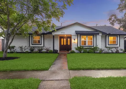 9710 Bob White Dr, Houston, TX 77096