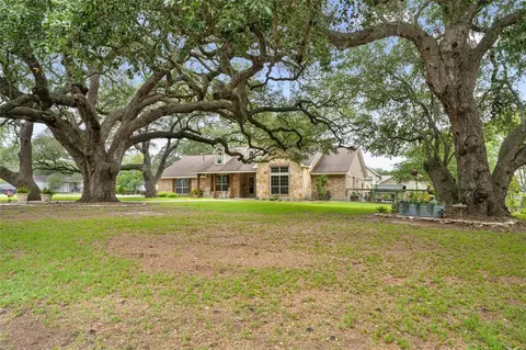 618 S Hudson St, Flatonia, TX 78941