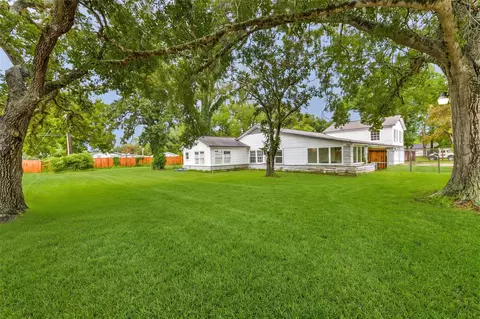100 N Mattson St, West Columbia, TX 77486