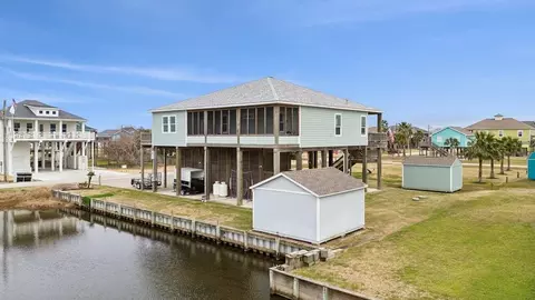 945 Gulfview Dr, Crystal Beach, TX 77650