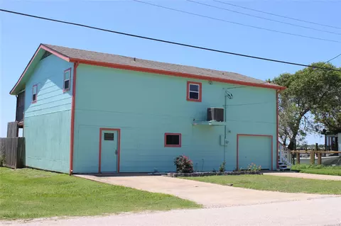 323 E Bayshore Dr, Palacios, TX 77465