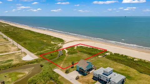 704 Villa Dr, Crystal Beach, TX 77650