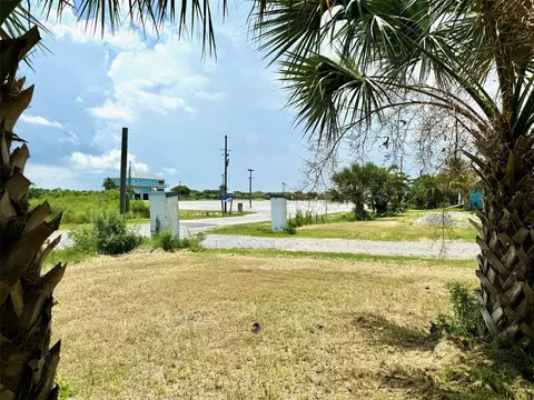 1716 Garth Ave, Gilchrist, TX 77617