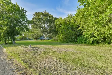 613 W Nazro St, Baytown, TX 77520