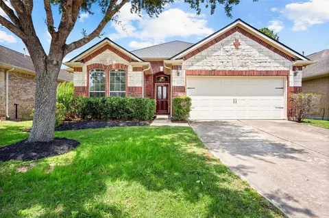 1055 Brigid Ct, Dickinson, TX 77539