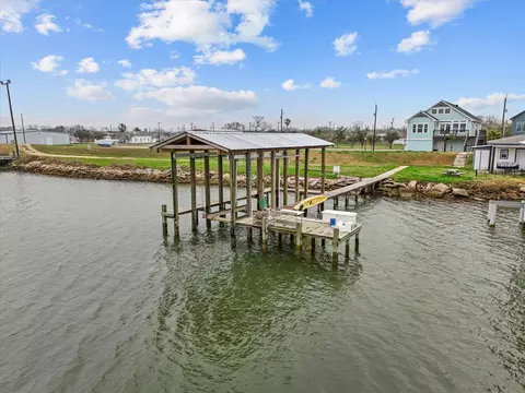 822 W 2nd St, Freeport, TX 77541