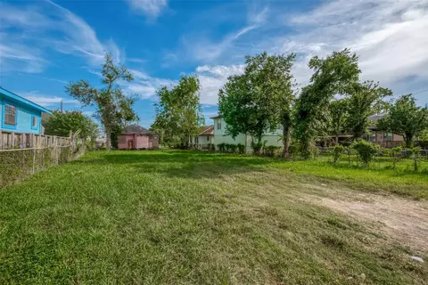 1126 Luzon St, Houston, TX 77009