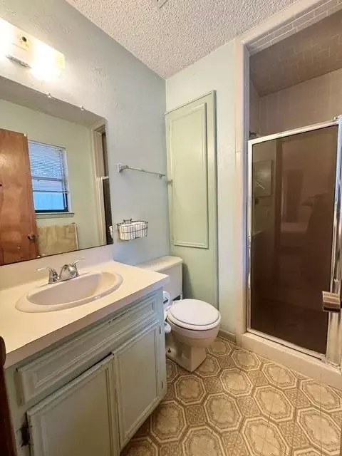Bath - 1347 Cardinal Ln, Trinity, TX 75862 photo 1 of 3