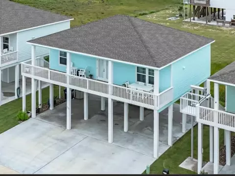 195 Paradise Dr, Rockport, TX 78382