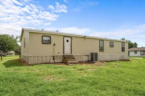 Exterior - 204 E Fayette St, Ellinger, TX 78938 photo 2 of 4