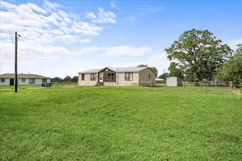 Exterior - 204 E Fayette St, Ellinger, TX 78938 photo 4 of 4