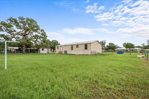Exterior - 204 E Fayette St, Ellinger, TX 78938 photo 3 of 4