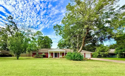 204 Hillcrest Dr, Alvin, TX 77511