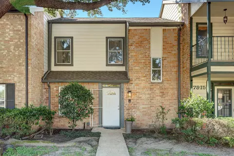 7913 Ellinger Ln, Houston, TX 77040