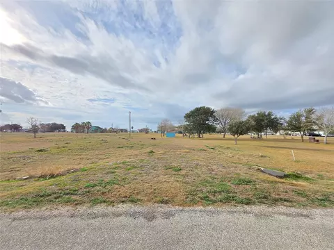 95 Stovall Dr, Palacios, TX 77465