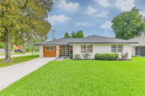 Exterior - 4422 Libbey Ln, Houston, TX 77092 photo 3 of 8