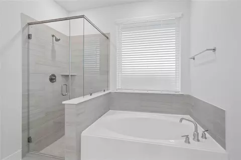 Bath - 2035 Forest Stream Way, Conroe, TX 77304 photo 2 of 5