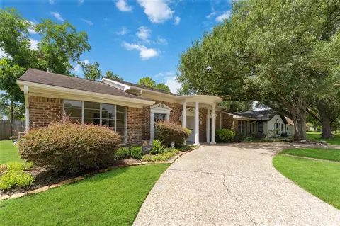 8015 Burning Hills Dr, Houston, TX 77071