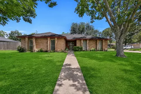 305 Castlelake Dr, Friendswood, TX 77546