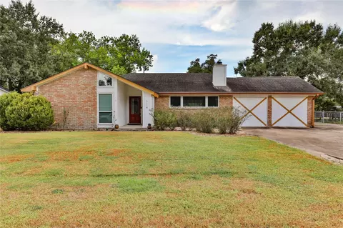 114 Persimmon Ln, Lake Jackson, TX 77566