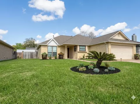 15731 Castorglen Dr, Webster, TX 77598