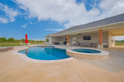 Exterior - 16702 Dipple Rd, Guy, TX 77444 photo 3 of 8