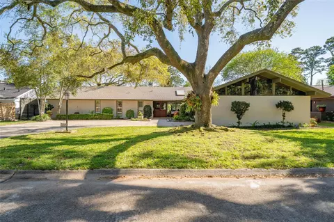 135 Woodhaven Ln, Taylor Lake Village, TX 77586