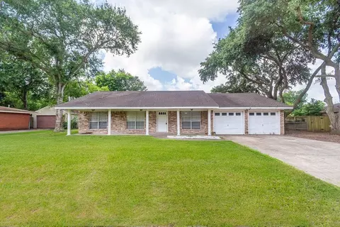 8111 Dellanera Dr, Hitchcock, TX 77563