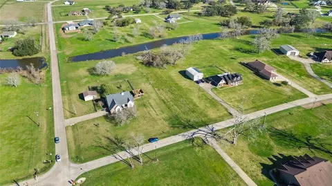 819 Mill Rd, Angleton, TX 77515 photo 4