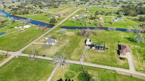 819 Mill Rd, Angleton, TX 77515 photo 5