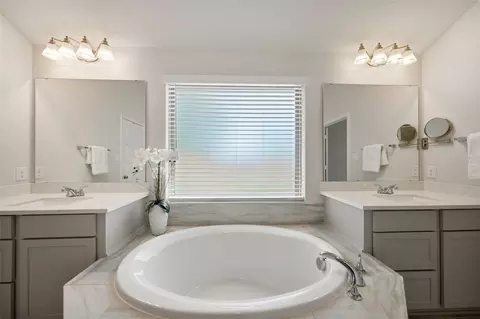 Bath - 405 Elevation Ave, Montgomery, TX 77316 photo 2 of 4