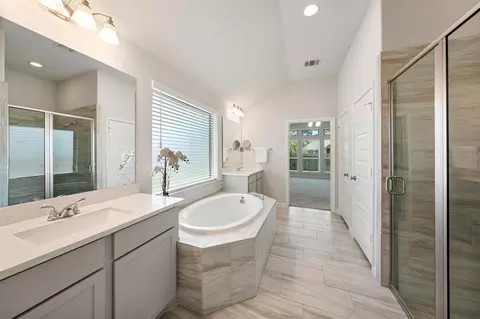 Bath - 405 Elevation Ave, Montgomery, TX 77316 photo 3 of 4