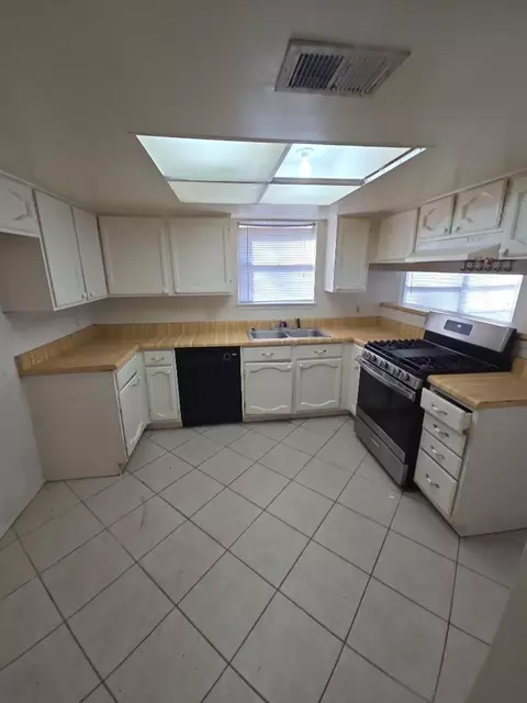 Kitchen - 3402 Acorn Way Ln, Spring, TX 77389 photo 2 of 2
