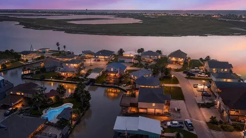 90 Dolphin Ln, Freeport, TX 77541