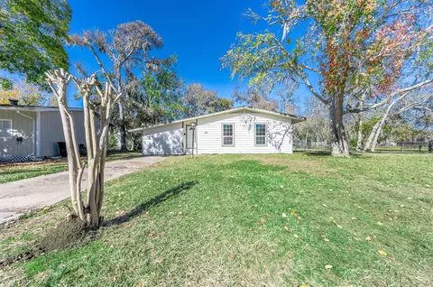 54 Lupine Ct, Lake Jackson, TX 77566