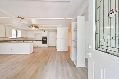 107 Donna Ln, Bacliff, TX 77518