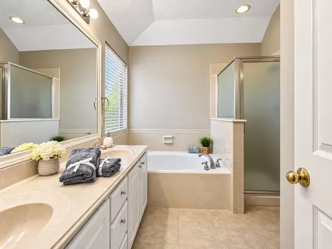 Bath - 38 Scotch Pine Ct, Spring, TX 77382 photo 2 of 6