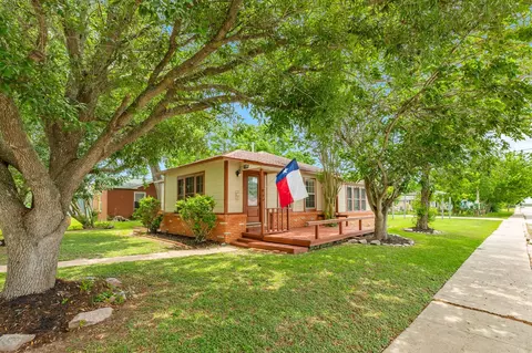 1331 W 8th St, Freeport, TX 77541