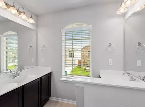 Bath - 2313 Harmony Glade Ln, Spring, TX 77386 photo 3 of 4