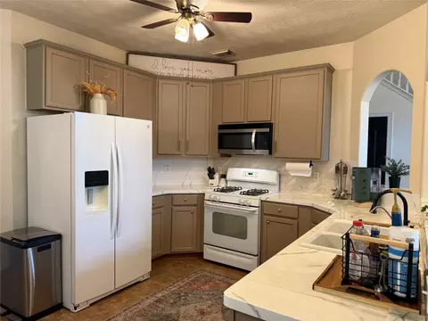 Kitchen - 2216 Highpoint Mdw, Conroe, TX 77304 photo 2 of 2
